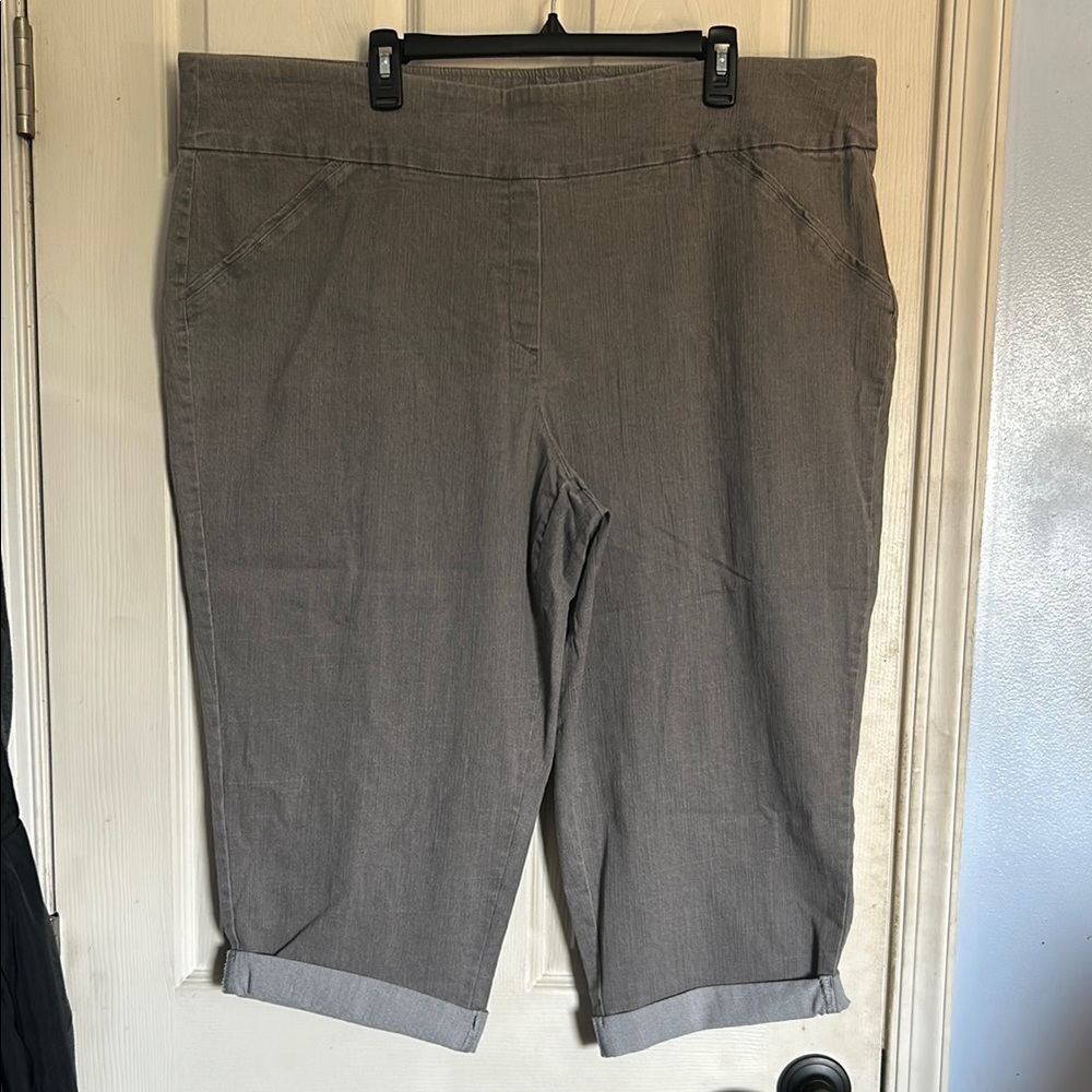 NWOT Alfred Dunner grey wash pull on roll cuff denim Capri pant size 24W